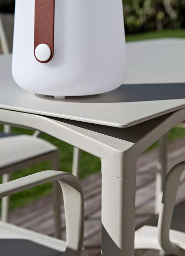 Fermob Calvi Tuintafel 140x140 Black Cherry 6 Fermob Calvi Tuintafel 140x140 Black Cherry - Afbeelding 4