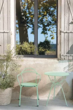 Fermob Airloop Tuintafel Ø 60cm Ice Mint -Fermob x886x886 fermob airloop tuinstoel met armleuning26.jpg.pagespeed.ic .hp65NU9eGb