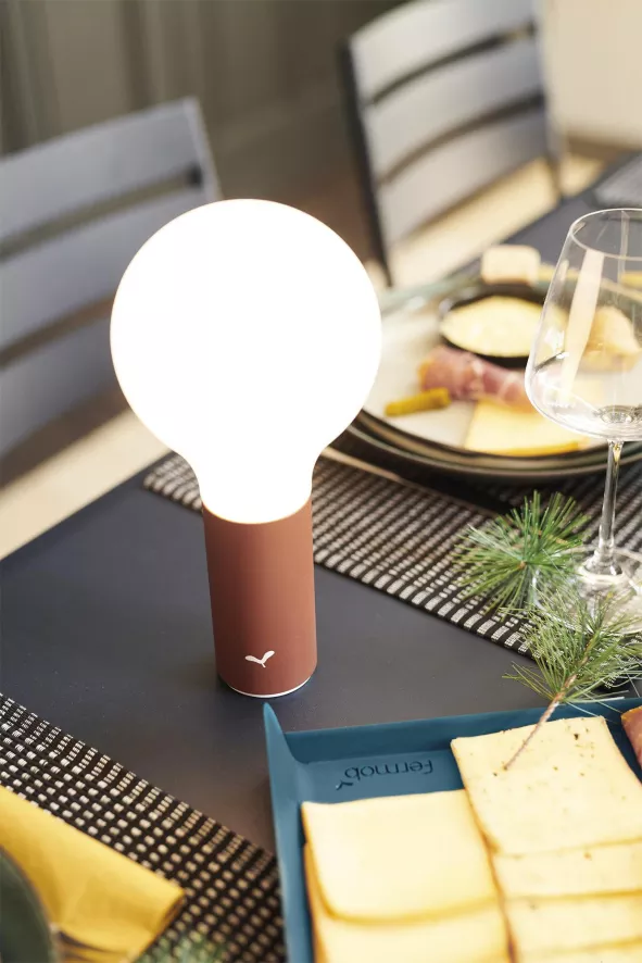 Fermob Aplo H24 Tafellamp LED Oplaadbaar Black Cherry 20 Fermob Aplo H24 Tafellamp LED Oplaadbaar Black Cherry - Afbeelding 18