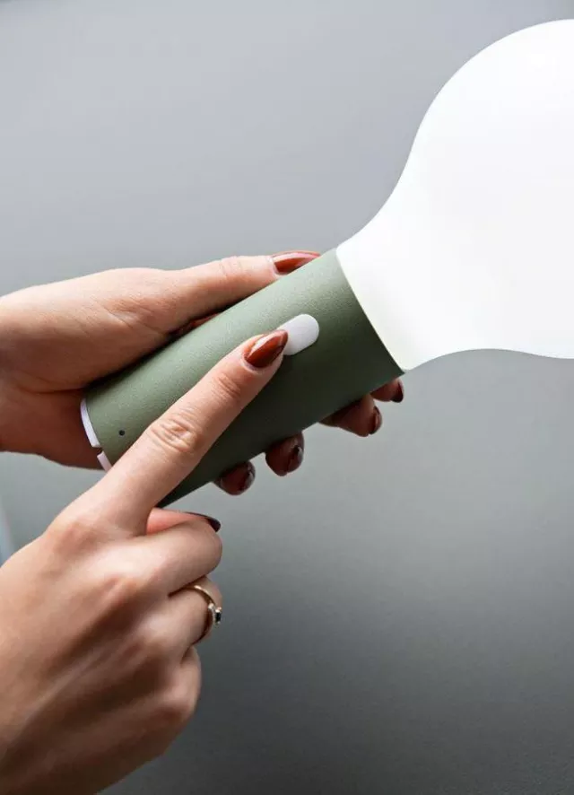 Fermob Aplo H24 Tafellamp LED Oplaadbaar Black Cherry 19 Fermob Aplo H24 Tafellamp LED Oplaadbaar Black Cherry - Afbeelding 17