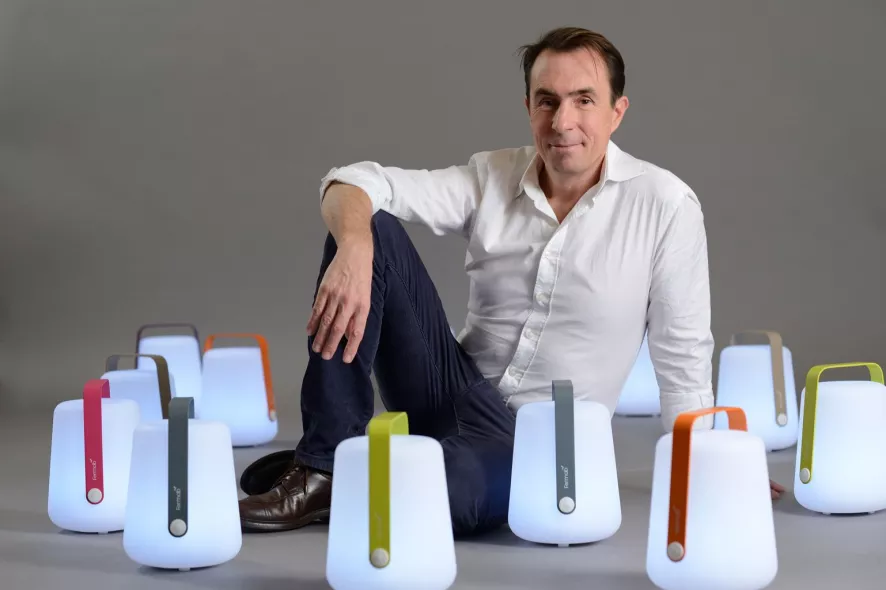 Fermob Balad Tafellamp H38 LED Oplaadbaar Clay Grey 4 Fermob Balad Tafellamp H38 LED Oplaadbaar Clay Grey - Afbeelding 2