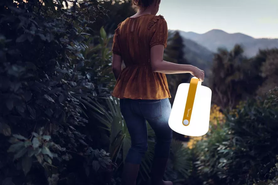 Fermob Balad Tafellamp H38 LED Oplaadbaar Honey 12 Fermob Balad Tafellamp H38 LED Oplaadbaar Honey - Afbeelding 10