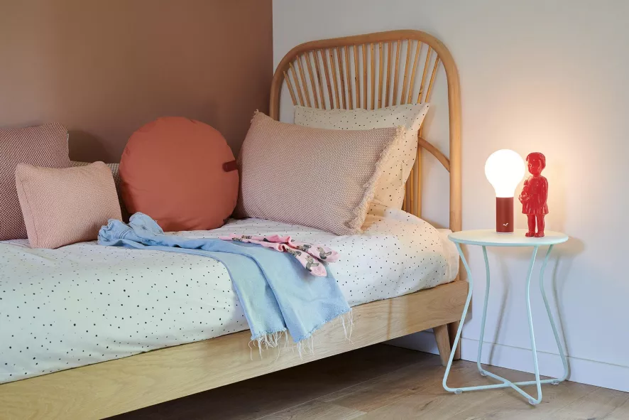 Fermob Aplo H24 Tafellamp LED Oplaadbaar Black Cherry 4 Fermob Aplo H24 Tafellamp LED Oplaadbaar Black Cherry - Afbeelding 2