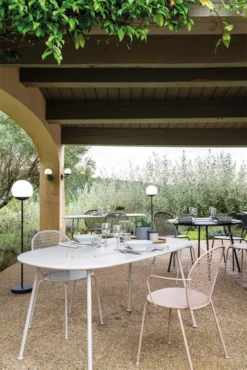 Fermob Lorette Tuinstoel Met Armleuning Cotton White -Fermob x886x886 fermob lorette tuintafel 160x902.jpg.pagespeed.ic .KNg bYoCj3 4