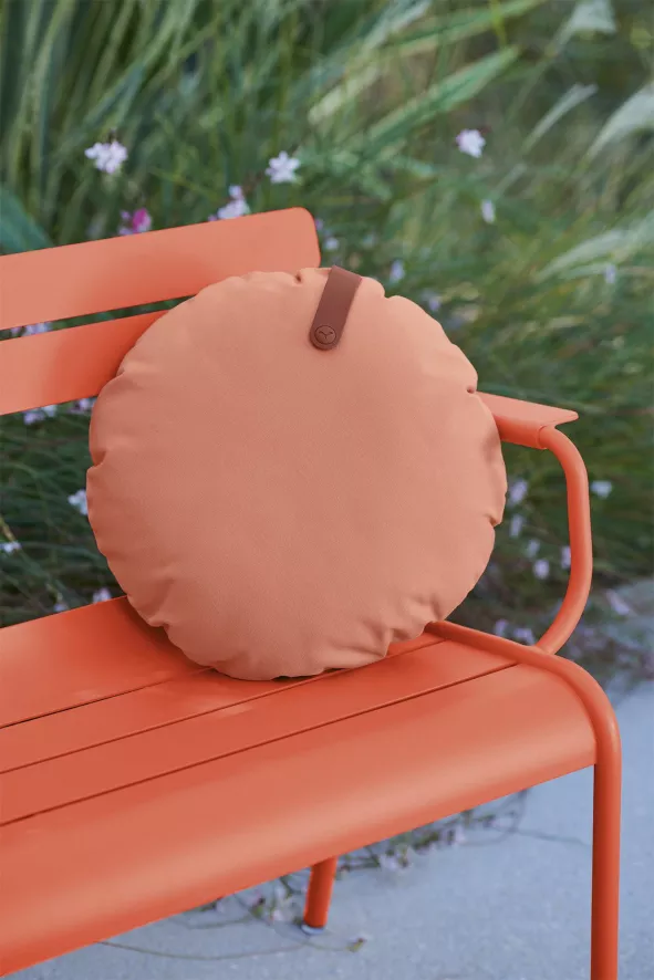 Fermob Luxembourg Tuinbank Met Rug En Armleuning Capucine 10 Fermob Luxembourg Tuinbank Met Rug En Armleuning Capucine - Afbeelding 8