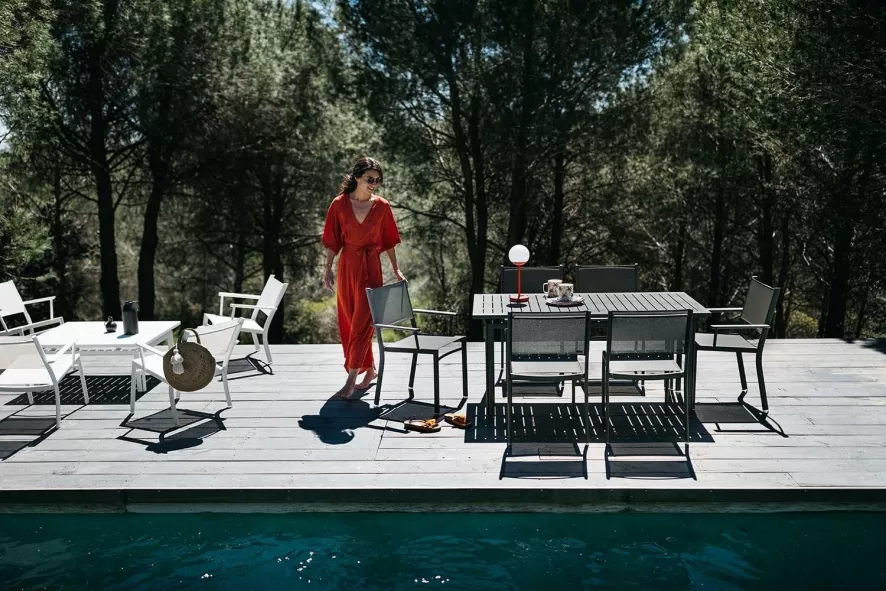 Fermob MOOON! Tafellamp H41 LED Oplaadbaar Black Cherry 13 Fermob MOOON! Tafellamp H41 LED Oplaadbaar Black Cherry - Afbeelding 11