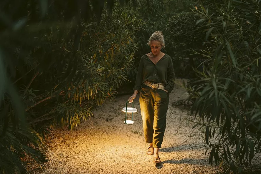 Fermob Ulli Tafellamp H30 LED Oplaadbaar Poppy 6 Fermob Ulli Tafellamp H30 LED Oplaadbaar Poppy - Afbeelding 4