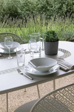 Fermob Lorette Tuinstoel Met Armleuning Cotton White -Fermob x886x886 lorette tuintafel 160x9023.jpg.pagespeed.ic .zFitI8rnI 1 1